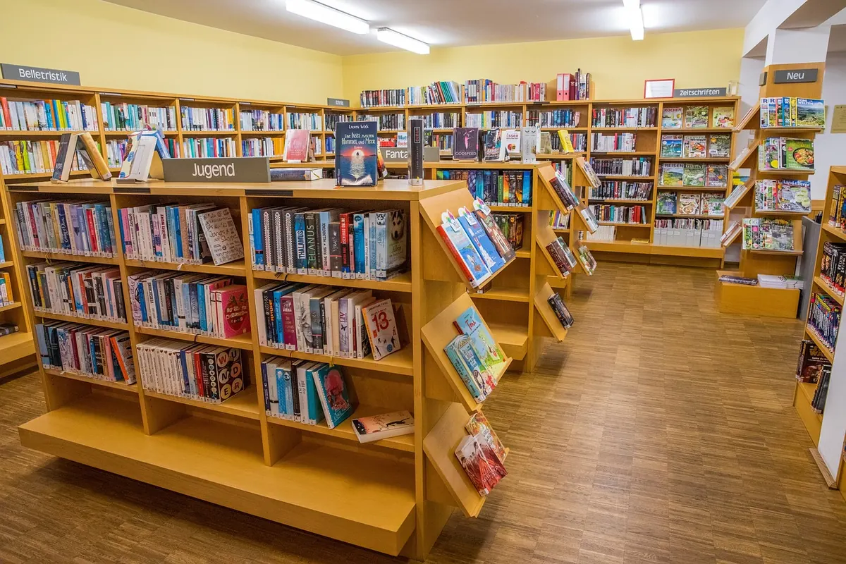 Traditional vs. Self-Publishing in the UK: A Comparison for Debut Authors